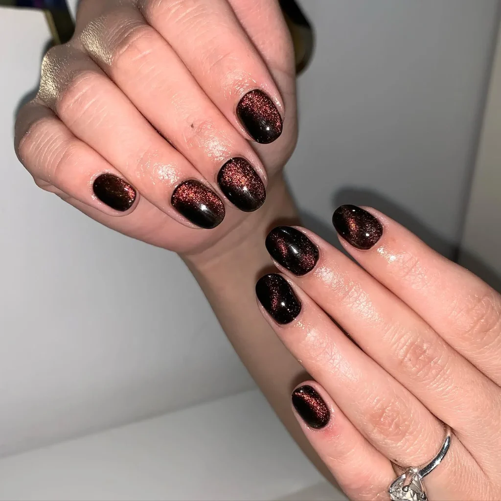 Hybrid Combos – Chrome + cat-eye or glitter + jelly for a futuristic effect.