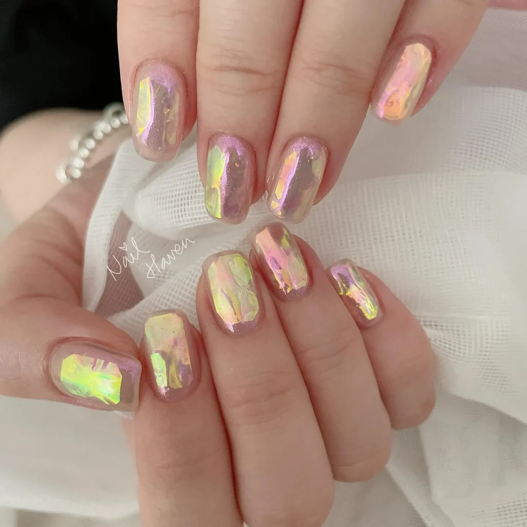 Jelly / Ice Nails – Sheer pink or clear base + holographic foil = candy-like shine.