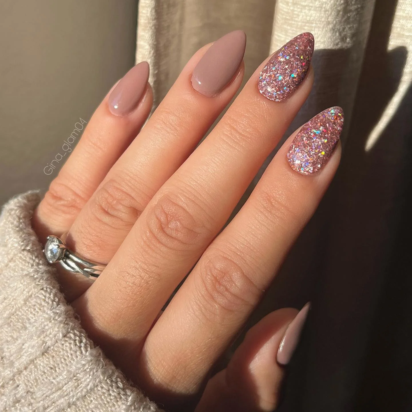 35+ Stunning Mauve Nails That Are Taking Over 2025 34 Light mauve oval nails with gold glitter accent