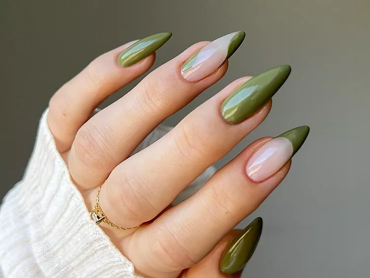 25+ Korean Winter Nail Ideas That Will Rule 2025 ❄️💅 21 Dark green nails styled with chunky gold rings.