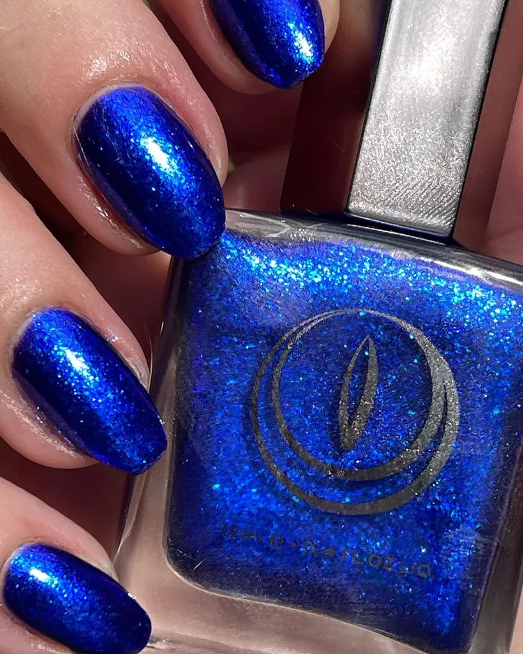 30 Stunning Dark Blue Nail Designs for a Denim-Inspired Summer Look 16 Vibrant shimmering royal blue polish on oval nails. A beautiful, glittering blue holiday nail color that adds sparkle to any winter manicure.
