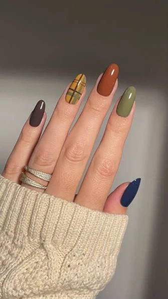 41 Summer to Fall Transition Nail Ideas for 2026 30 Warm Plaid Accent Nail nail design for summer to fall transition 2026